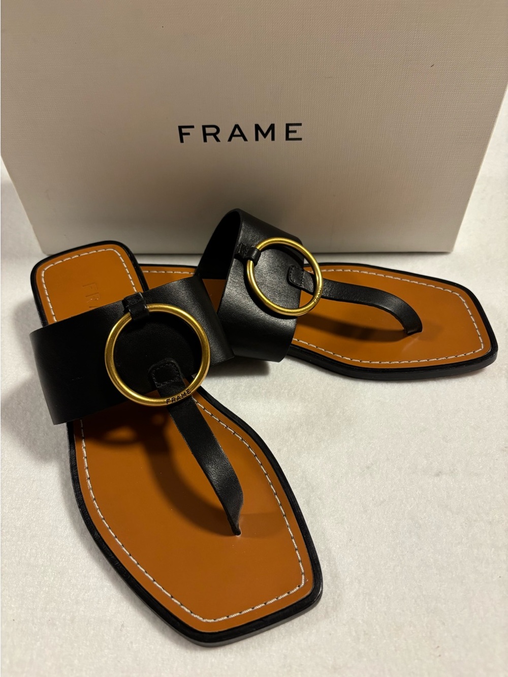 Frame Le Brentwood T strap flat Black Leather Thong Sandals New 
Size 36.5